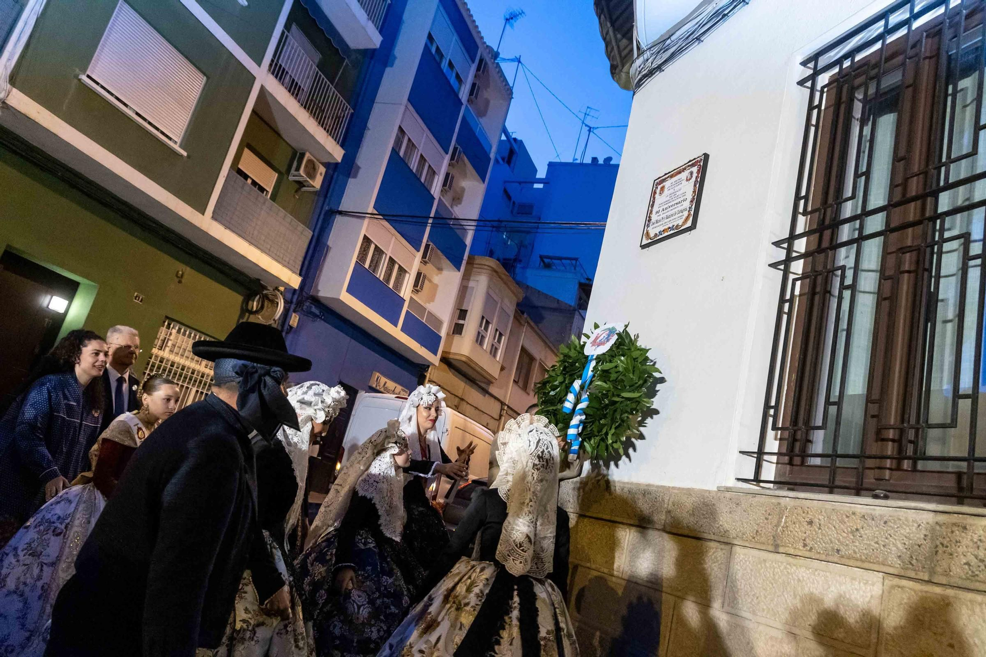 El homenaje al fundador de las Hogueras, José María Py, y el Festival de Bandas de Andrés Llorens iluminan una noche con olor a fiesta y pólvora