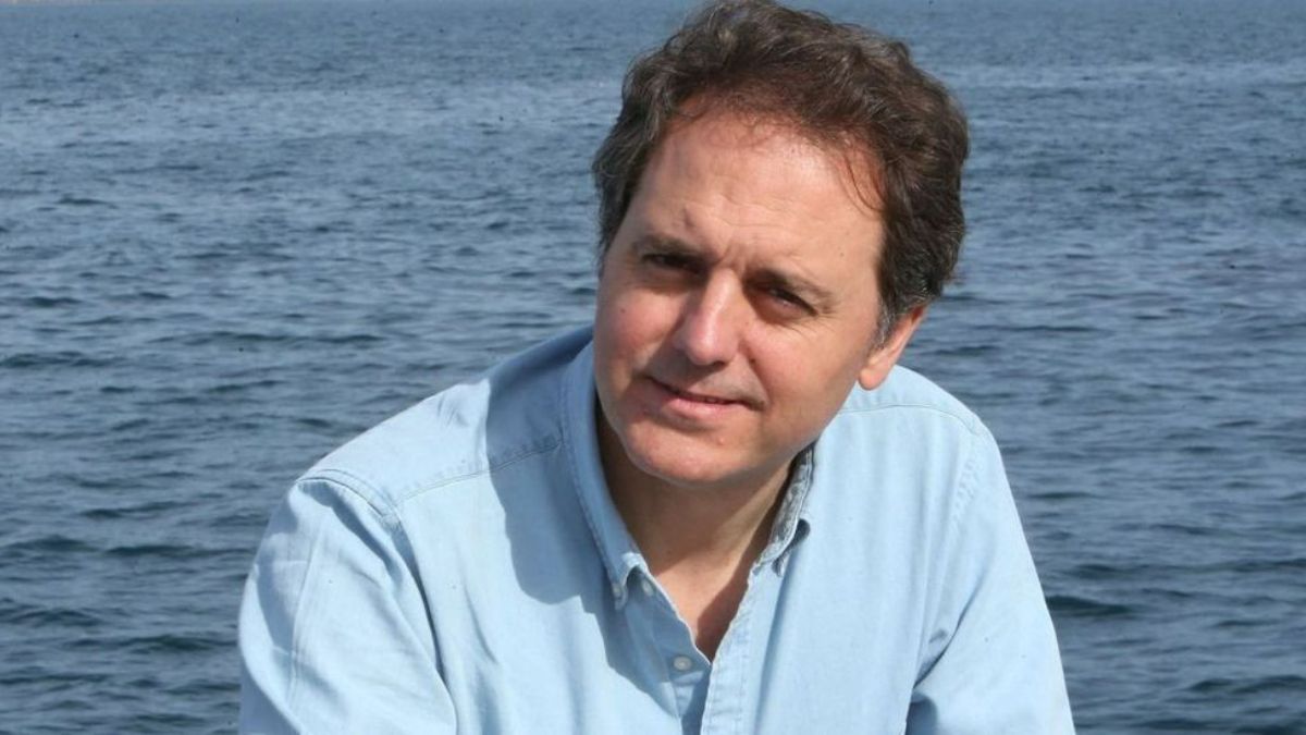 El escritor Domingo Villar posa en el Puerto de Vigo en 2019.