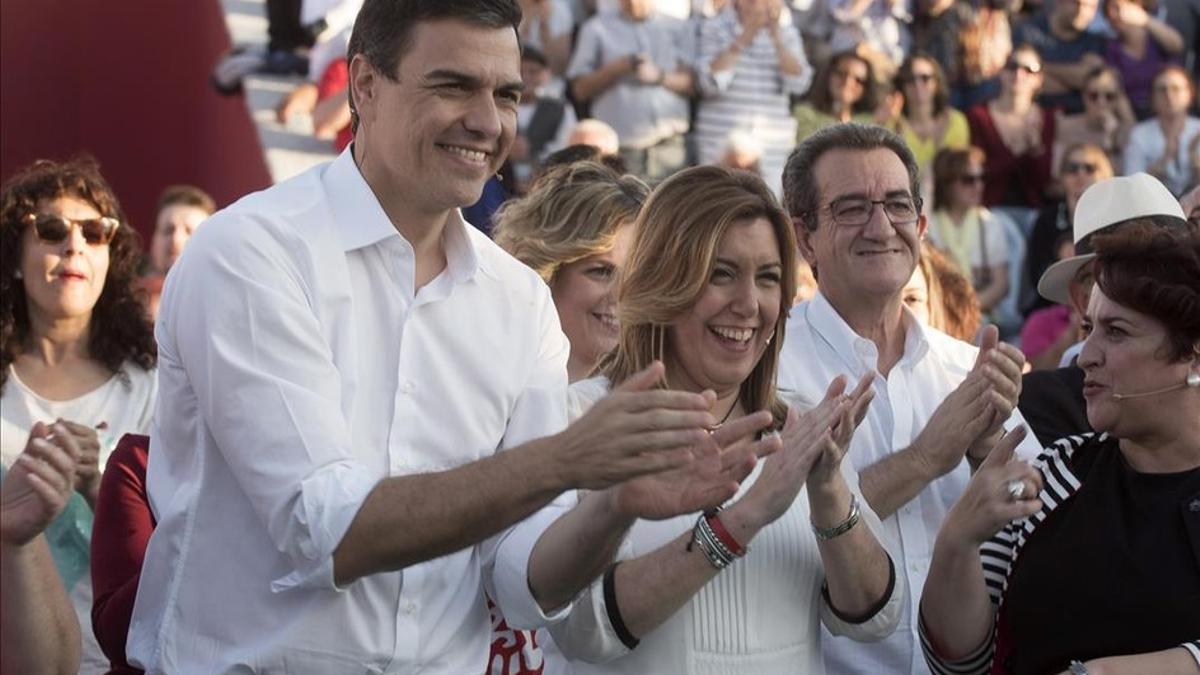 El secretario general del PSOE, Pedro Sánchez,  junto a la presidenta de Andalucía, Susana Díaz, en un acto preelectoral este lunes en Andalucía