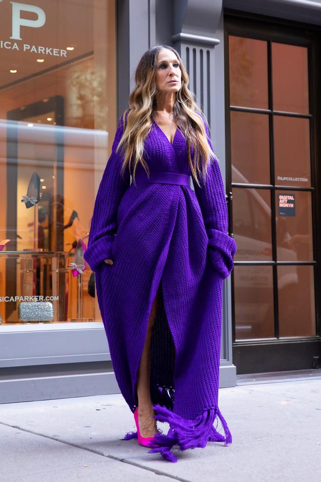 Sarah Jessica Parker con un vestido de punto y tacones fucsia