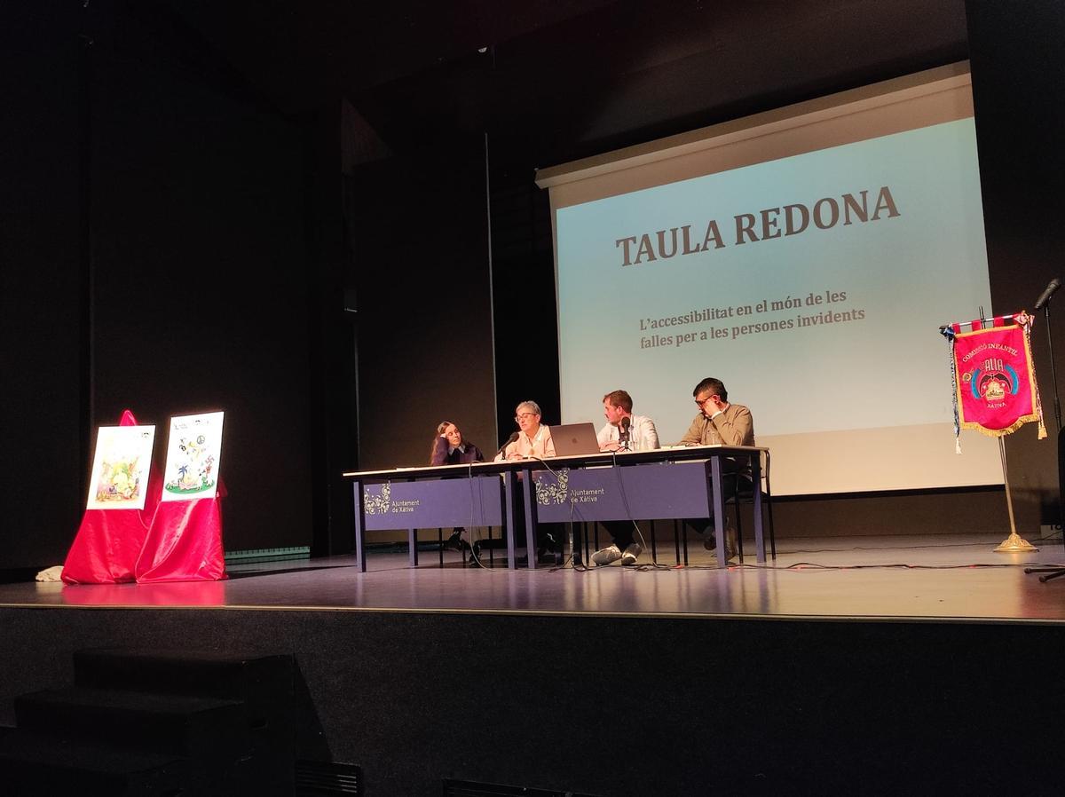 Mesa redonda celebrada en el acto de presentación del "llibret" de la Falla Selgas de Xàtiva.