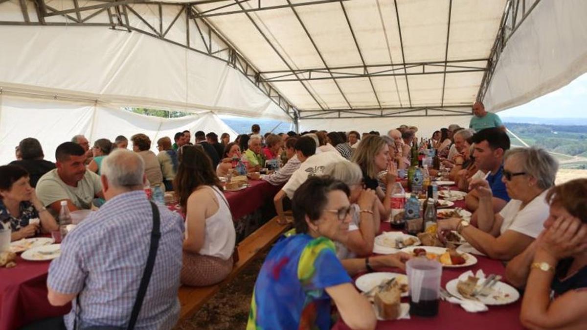 Comensales disfrutan de la comida de confraternidad.  | BERNABÉ/ AMANDA CASTRO