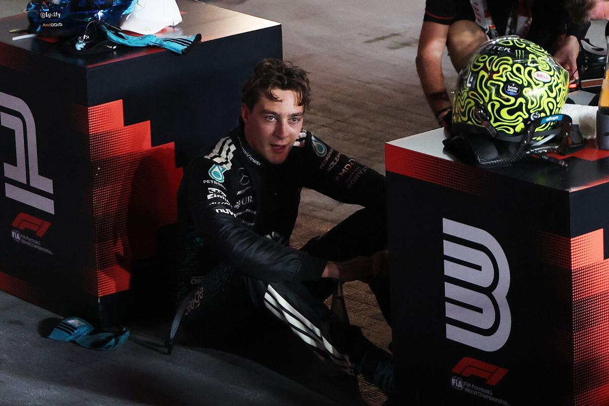 SINGAPORE (Singapore), 05/10/2025.- Mercedes driver George Russell (C) of Britain reacts after winning the 2025 Formula 1 Singapore Grand Prix at the Marina Bay Street Circuit in Singapore, 05 October 2025. (Fórmula Uno, Reino Unido, Singapur) EFE/EPA/FAZRY ISMAIL