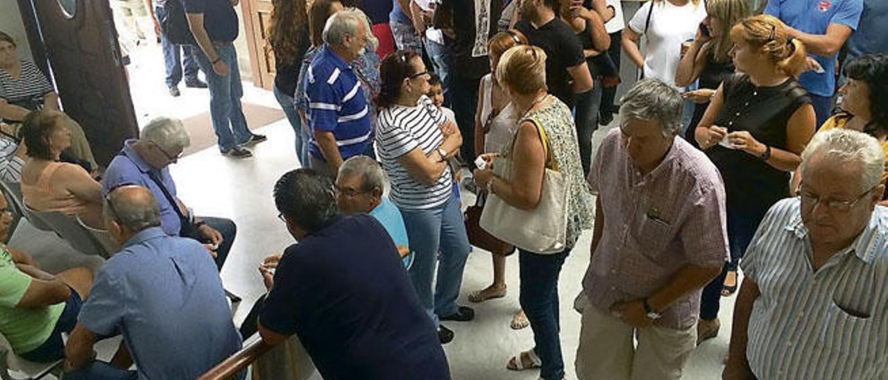 El hall de acceso de entrada al Ayuntamiento de Arrecife eran ayer un hervidero de ciudadanos que acudían a pagar sus impuestos.