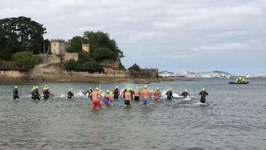 Concluye con éxito la primera travesía a nado alrededor del castillo de Santa Cruz