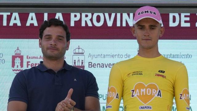 El líder, Óscar Vián, con el maillot amarillo. | JOSÉ LUIS FERNÁNDEZ