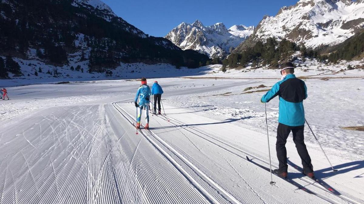 Esquiadores en el circuito de esquí de fondo de Llanos del Hospital, el único abierto ahora en Aragón.