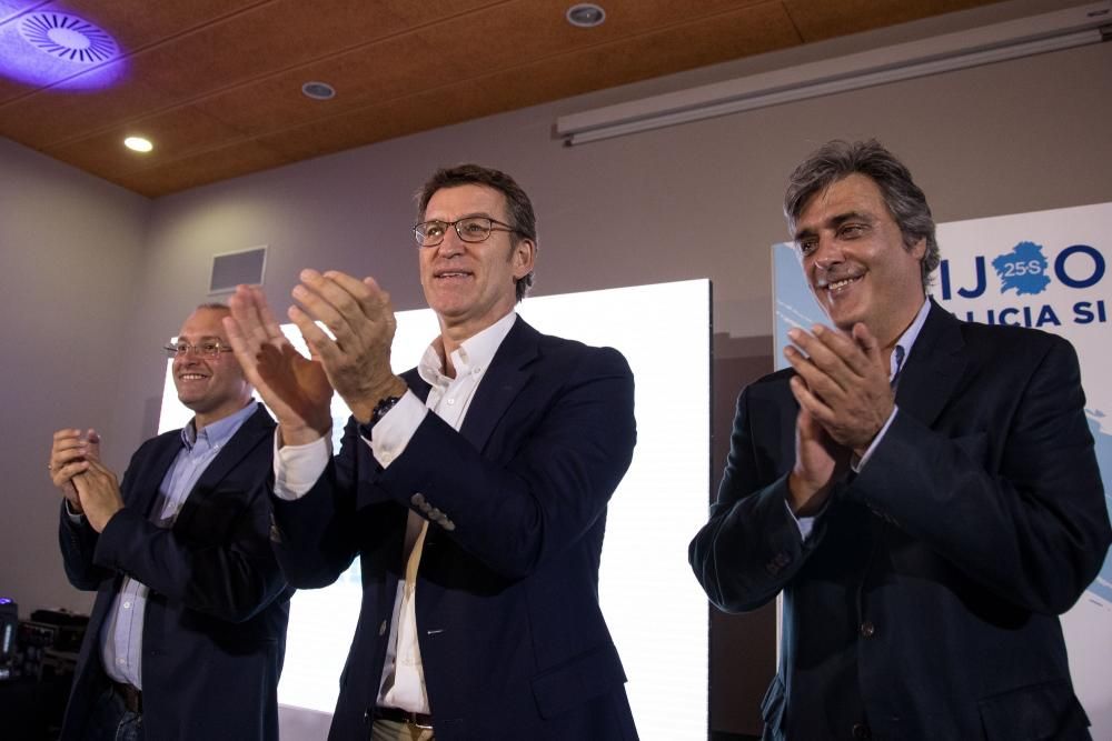 La jornada electoral terminó con la celebración de la victoria en el 25S en Santiago pero empezó muchas horas antes en Vigo cuando ejerció su derecho al voto.