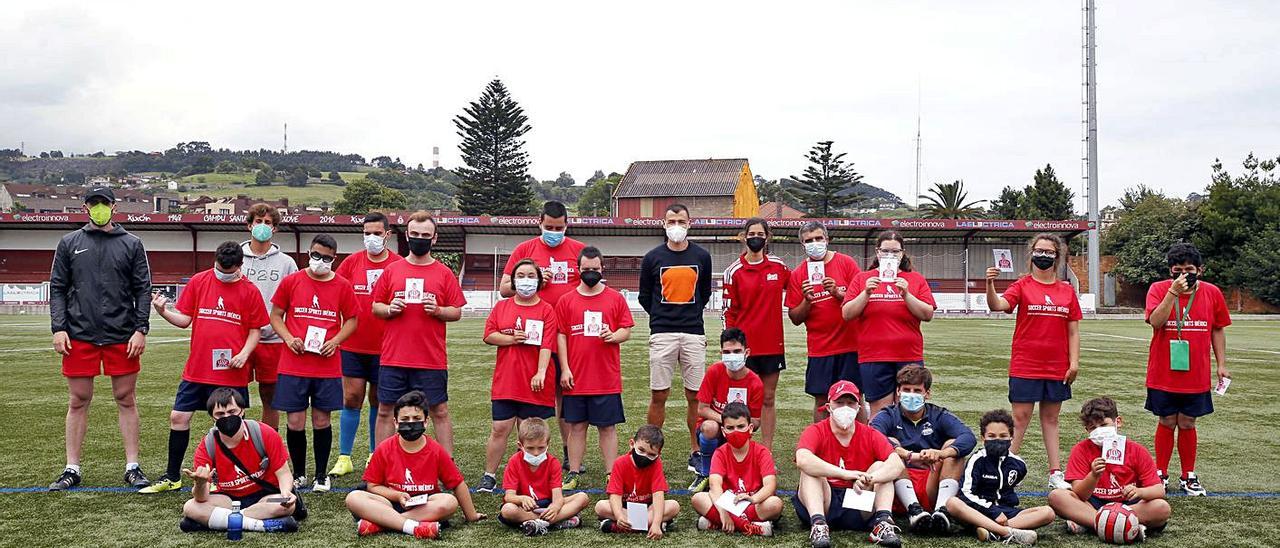 Javi Fuego, ayer, en el campo de Santa Cruz, con los participantes en el I Campus de inclusión social. | Luis Manso