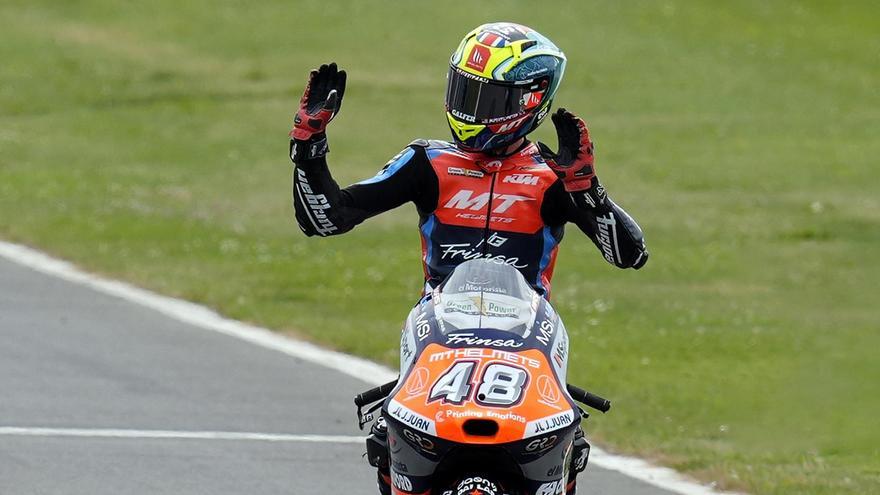 Iván Ortolá celebra su victoria en Moto3 en el Gran Premio de Inglaterra de Moto3.