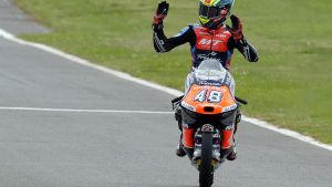 Iván Ortolá celebra su victoria en Moto3 en el Gran Premio de Inglaterra de Moto3.