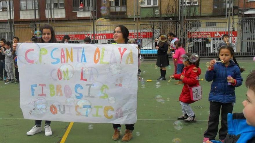 Los alumnos del Santa Olaya, ayer, en el patio del colegio.