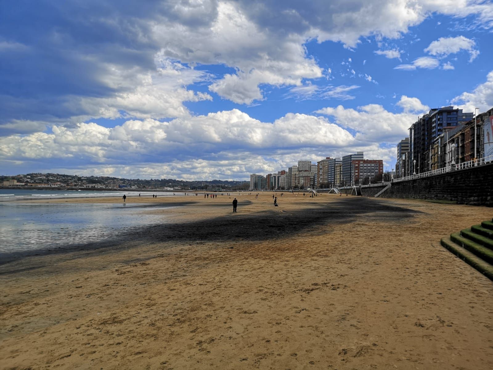 En imágenes: una nueva marea de carbón tiñe de negro la playa de San Lorenzo