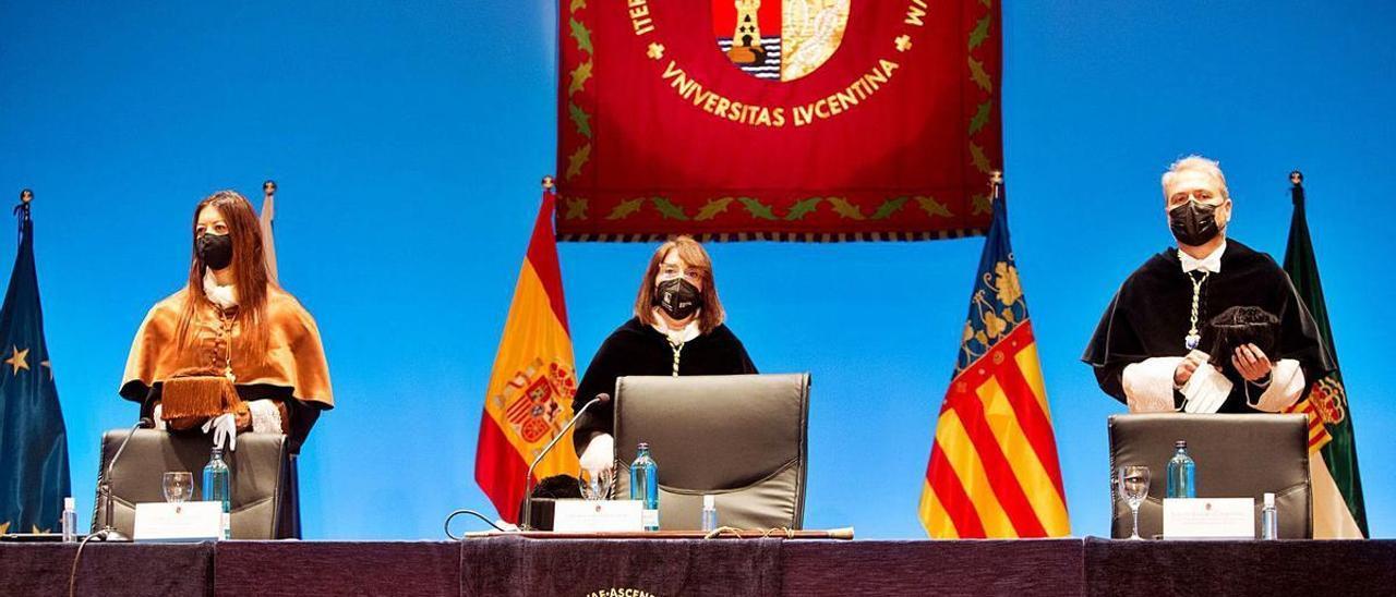 La consellera Carolina Pascual, la rectora de la UA, Amparo Navarro, y el rector de la UMH, Juan José Ruiz, en la apertura del curso.