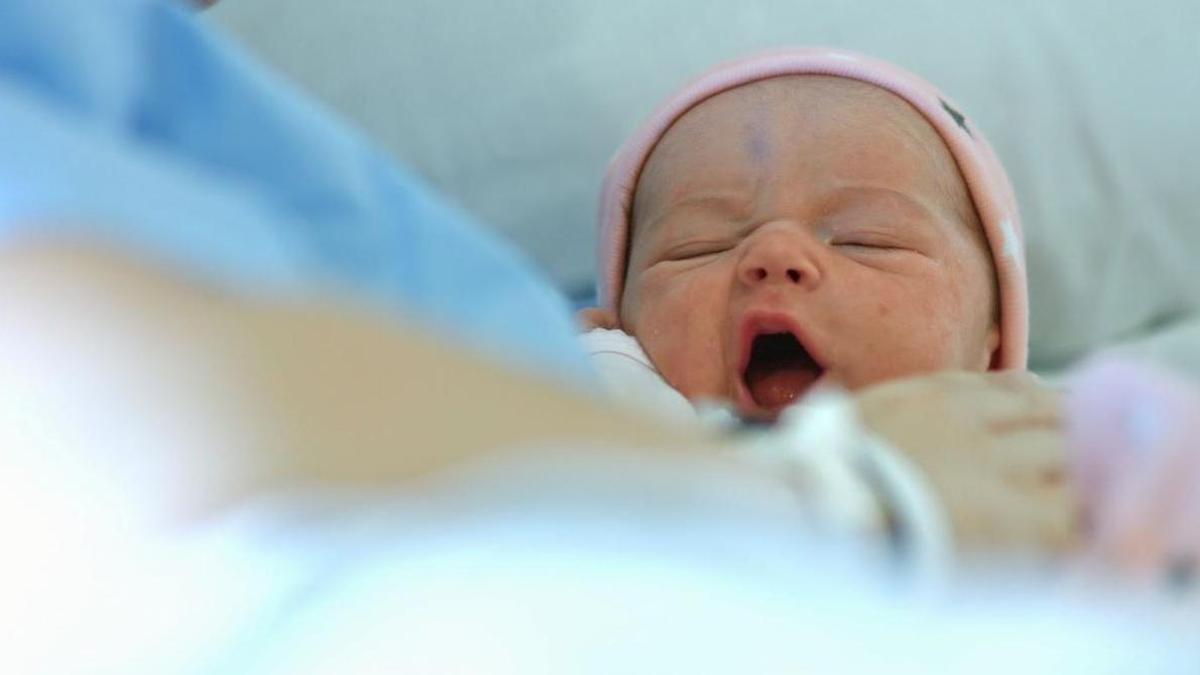 Un bebé nacido en el Hospital del Vinalopó
