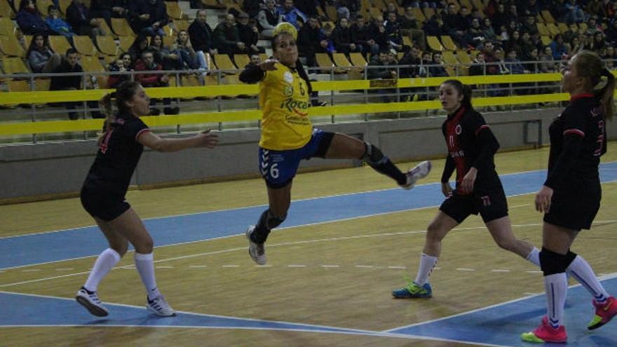 La jugadora del Rocasa Almudena Rodríguez, durante un lanzamiento.