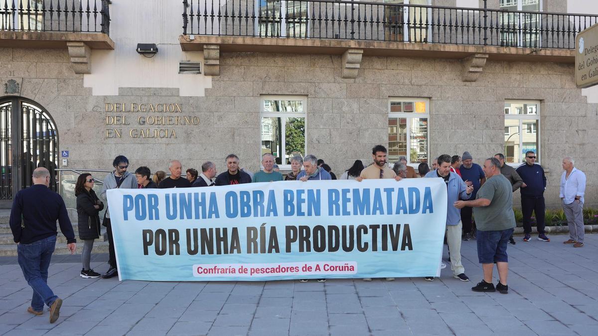 Protesta de los mariscadores de la ría de O Burgo delante de la Delegación del Gobierno.
