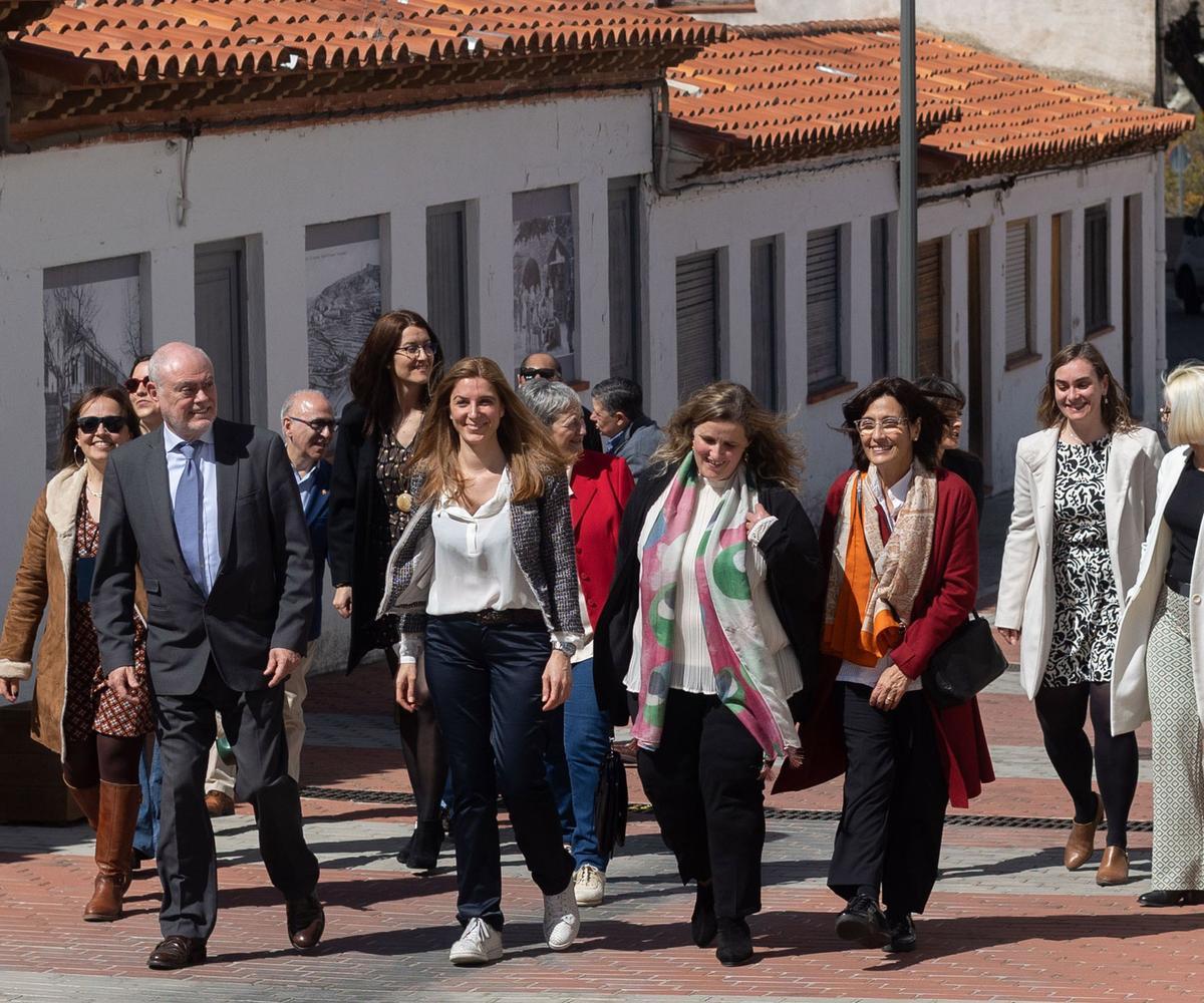 Tras el acto oficial, se ha hecho una parada en la avenida central de la Font d’En Segures que lleva el nombre del prestigioso urólogo catalán, rememorando así la visita del 2 de septiembre de 1984.