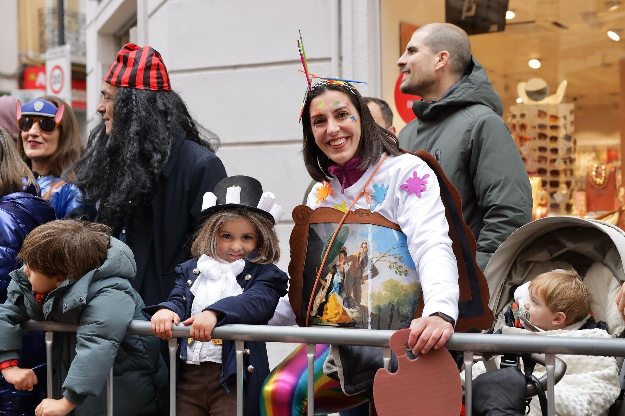 La lluvia no desanima el colorido carnaval infantil de Zaragoza