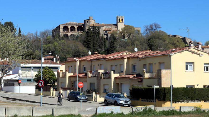 Imatge de Medinyà, amb el castell al fons