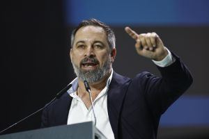 Abascal culpa al PP de no colaborar en echar a patadas y correr a gorrazos al PSOE