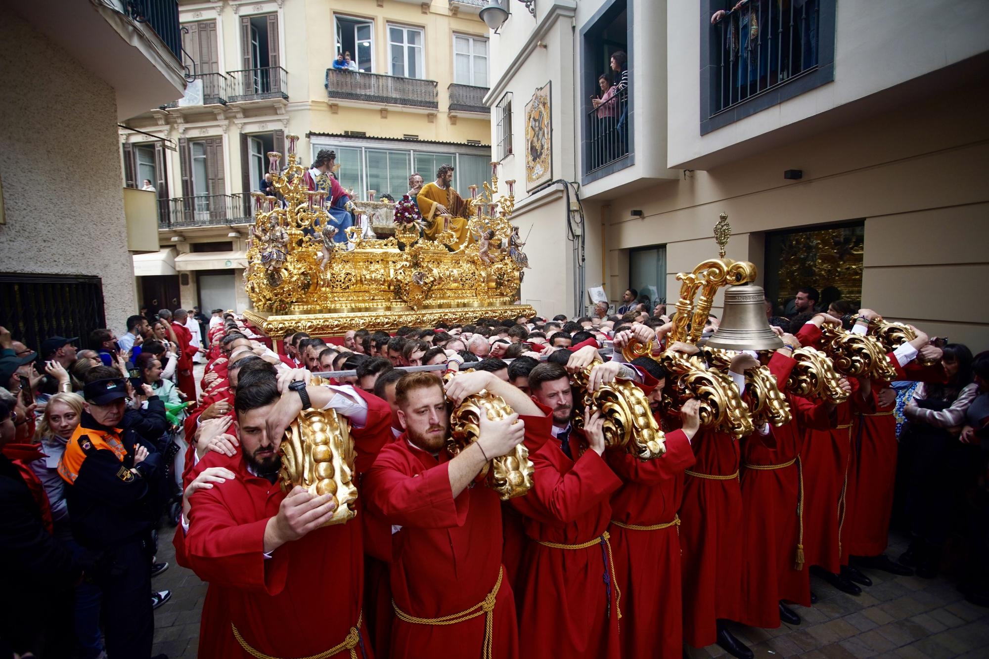 Salida procesional de la cofradía de la Sagrada Cena de Málaga, el Jueves Santo.