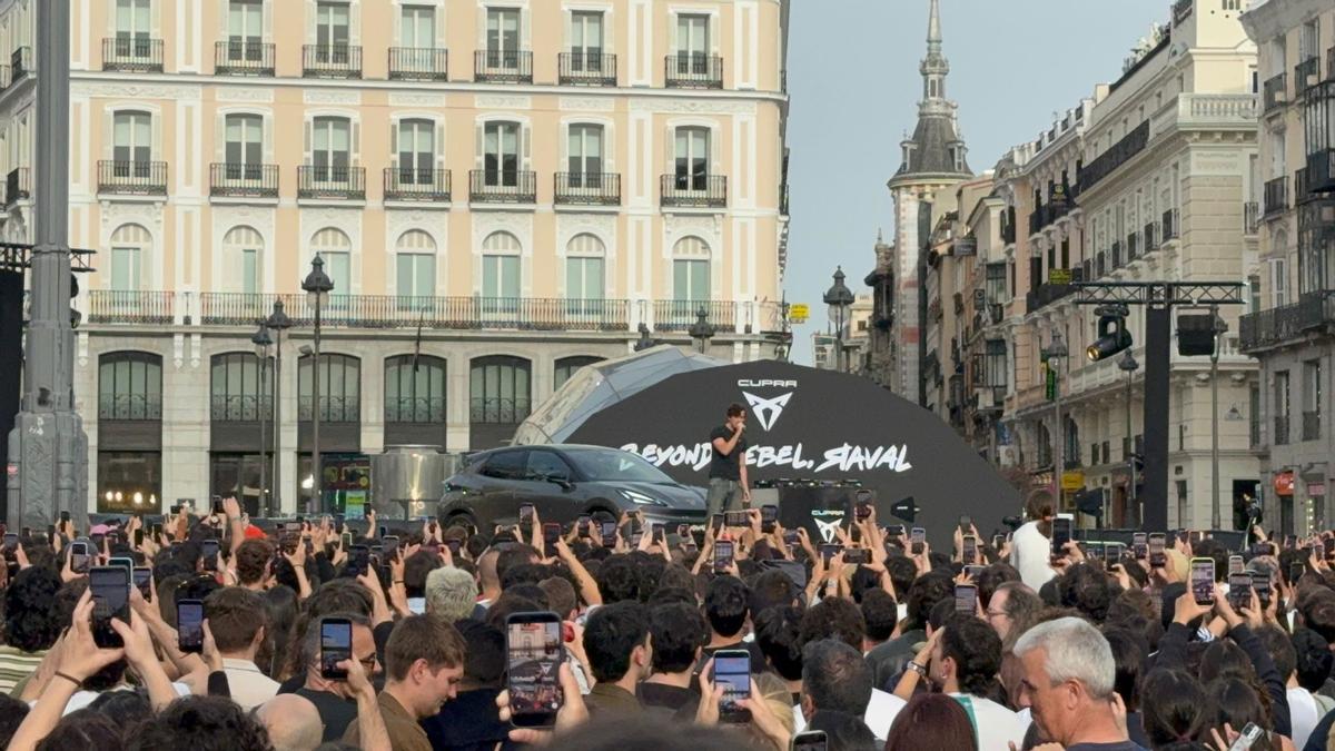 Guitarricadelafuente viste Madrid en la celebración del nuevo Cupra Raval