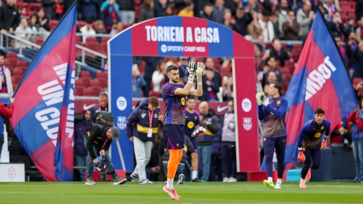 El momento de salir a calentar de los porteros del Barça