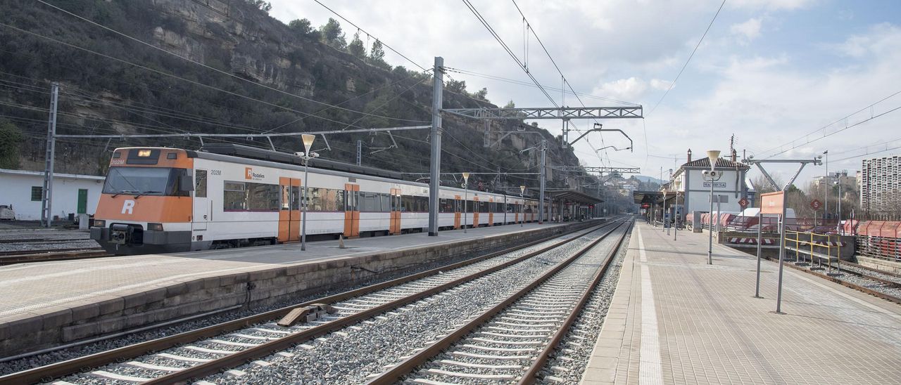 Un tren de Rodalies a l&#039;estació de Manresa