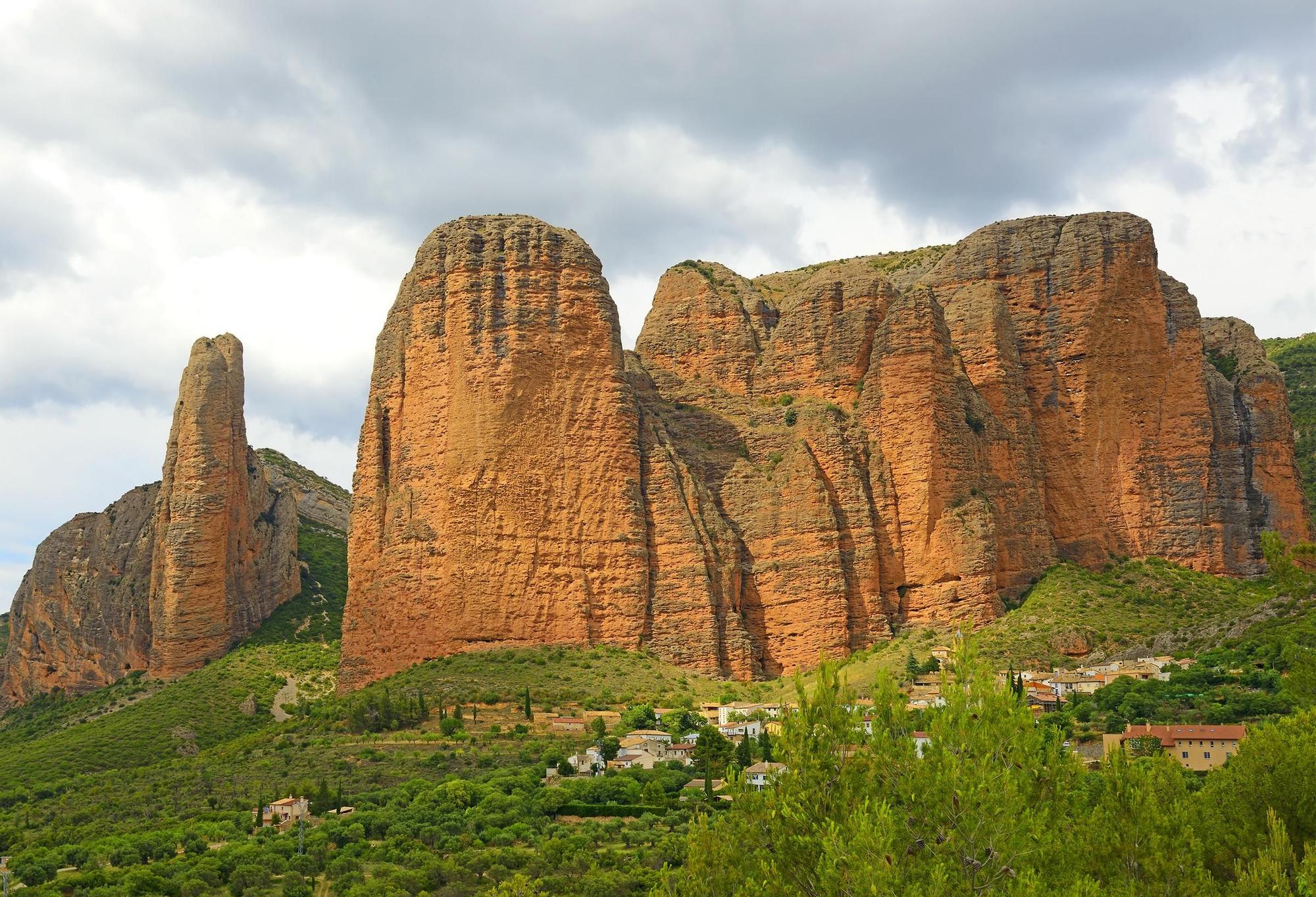 El imponente Monumento Natural de los Mallos de Riglos