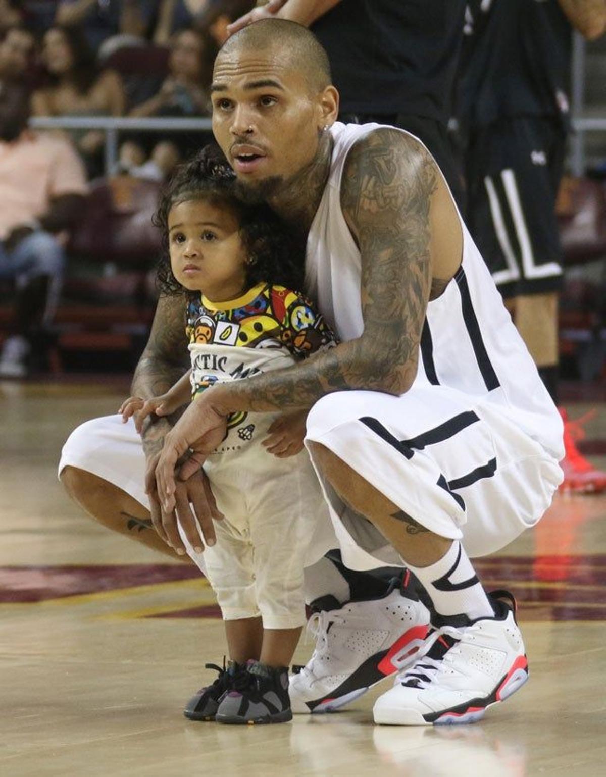 Chris Brown y su hija Royalty en un partido benéfico de baloncesto en Los Ángeles