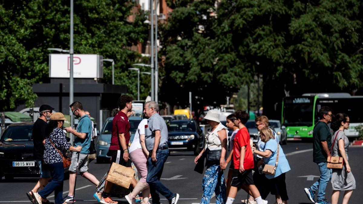 Ciudadanos paseando por la calle.