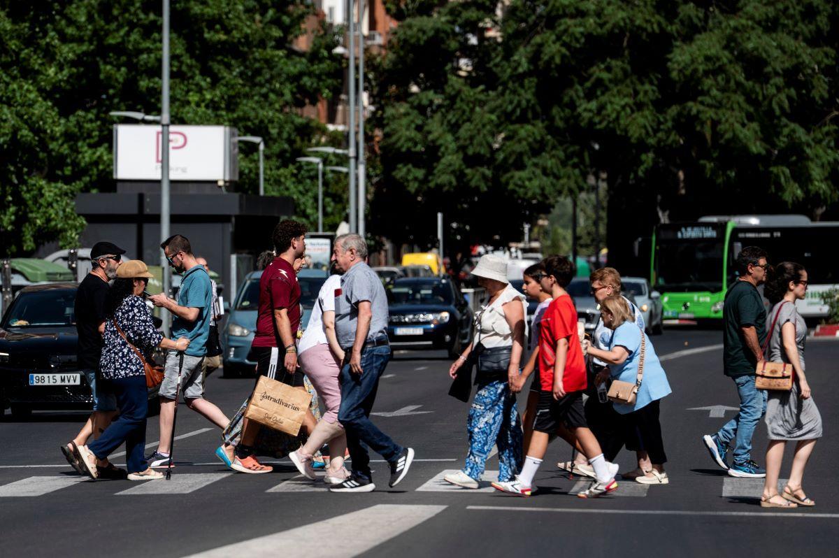 Ciudadanos paseando por la calle.