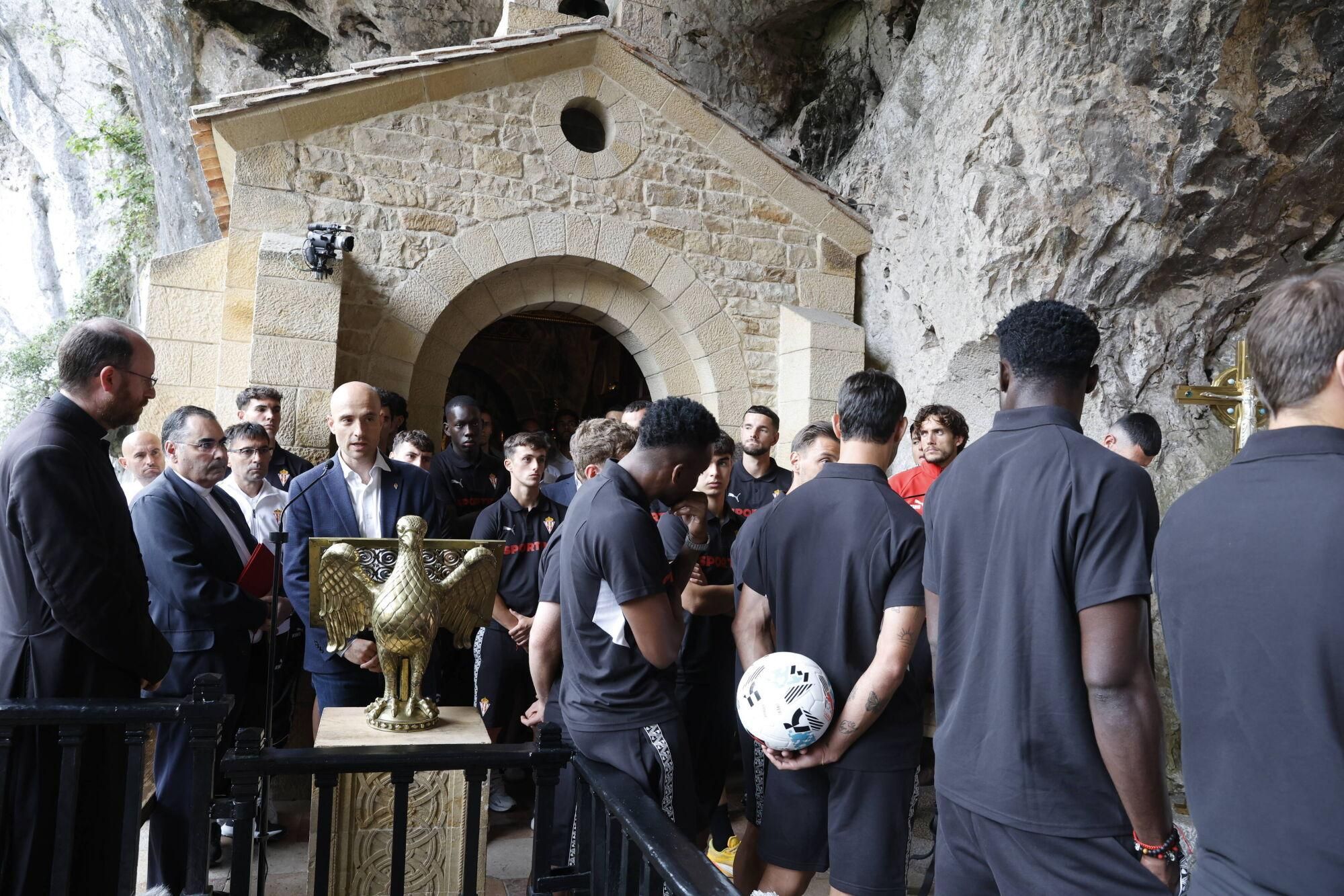 EN IMÁGENES: Visita del Sporting a La Santina en Covadonga