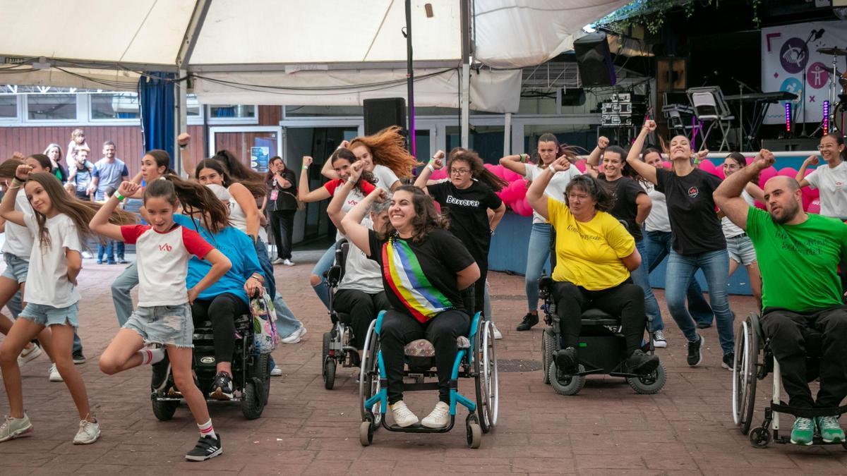 La Academia Virginia Bernabéu atrapó al público con sus bailes