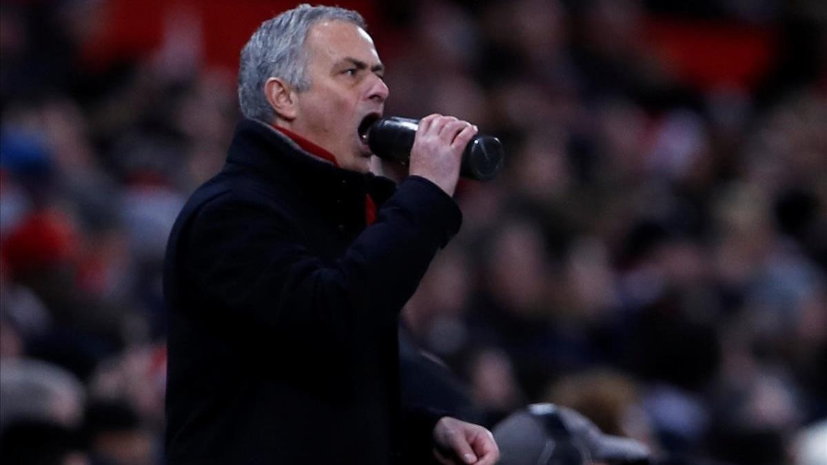 Mourinho se desespera durante el partido Manchester United-Burnley