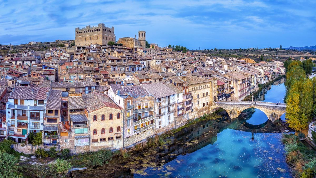 Pueblo de Valderrobres con su puente y castillo al atardecer en Teruel, España.