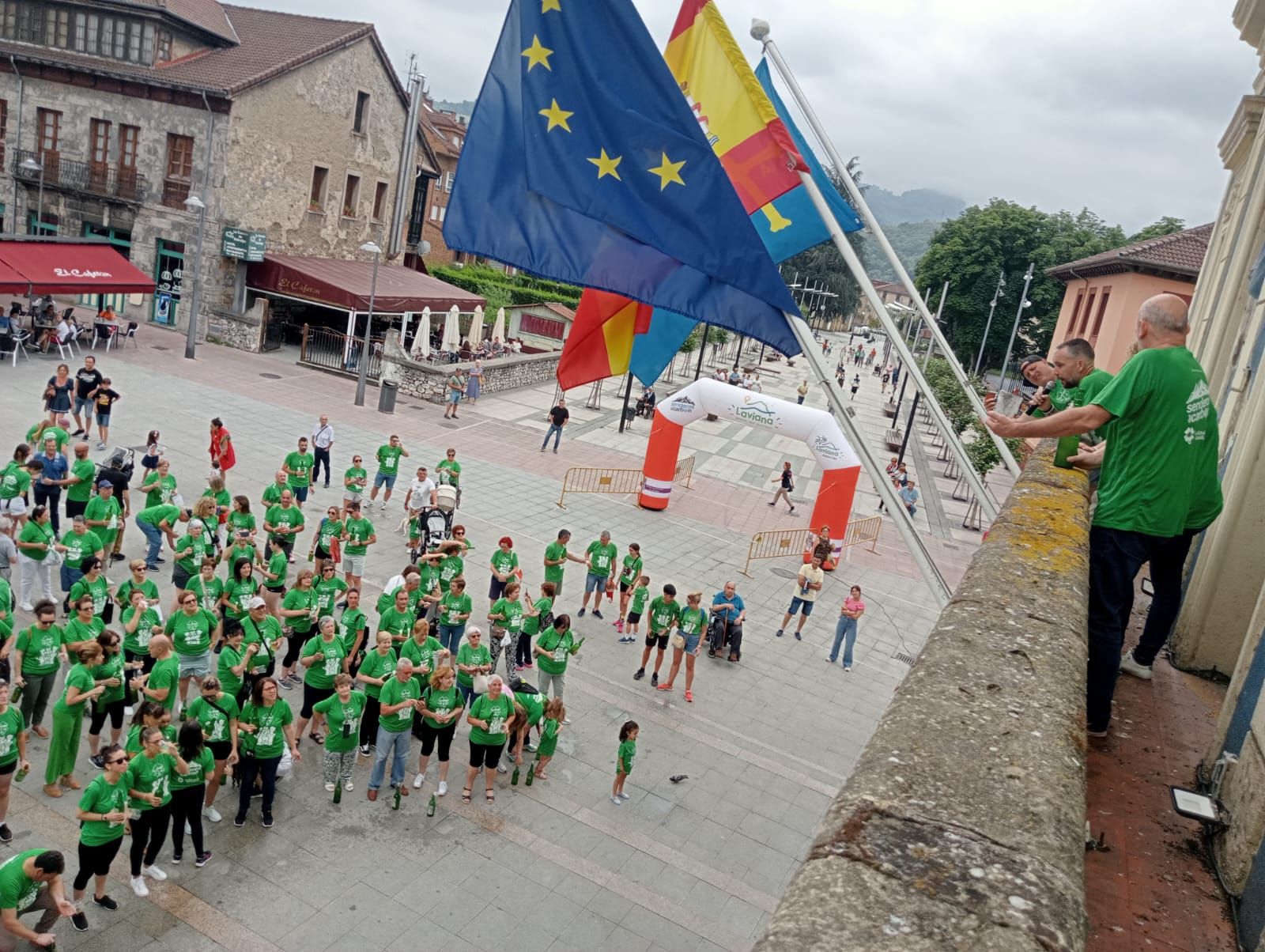 Doscientas personas marchan y escancian en Laviana para combatir la ELA