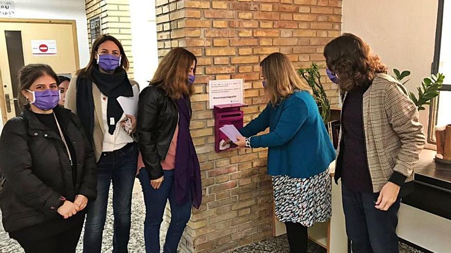 Apertura de las Bústia Morada en el IES Jaume II. | LEVANTE-EMV