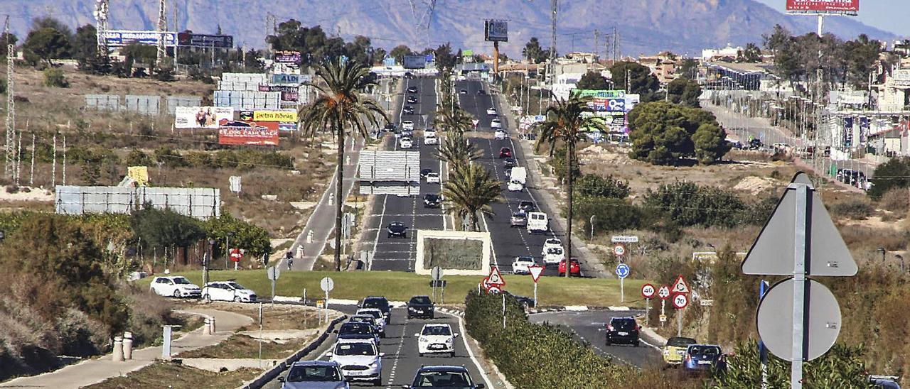 Imagen de la CV-905 en el tramo comprendido entre la rotonda de Los Montesinos y la conexión con Ciudad Quesada en Rojales. | TONY SEVILLA