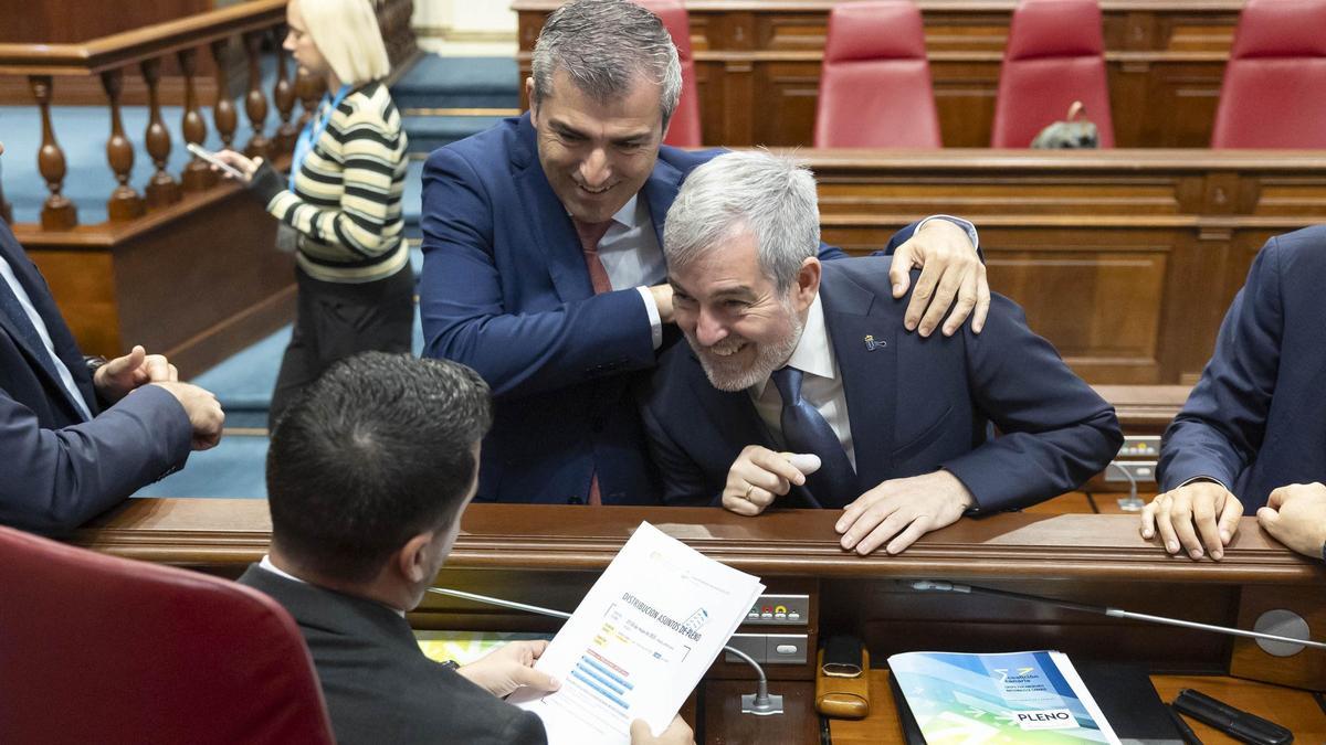 Fernando Clavijo (d) y Manuel Domínguez (i) conversan con el nacionalista David Toledo antes del pleno.