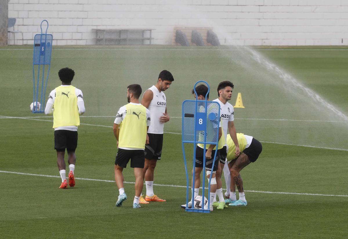 Sesión de entrenamiento para el Valencia a tres dias de jugar contra el ...
