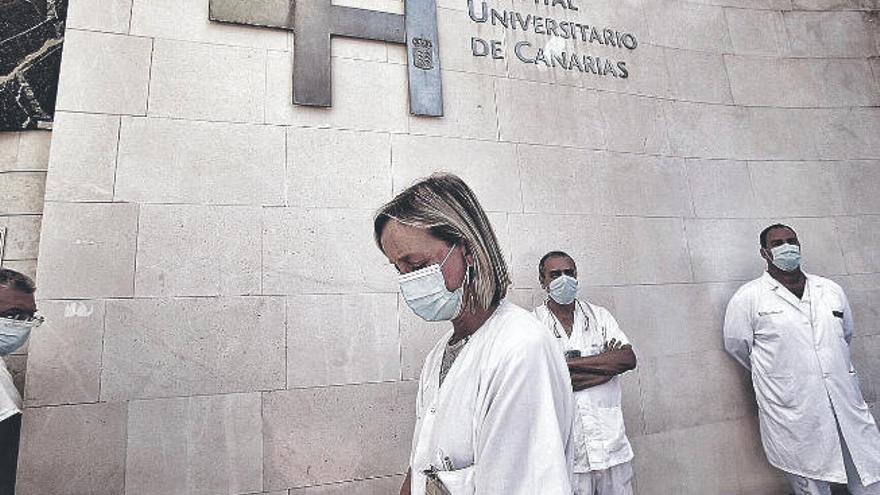 Personal del Hospital Universitario de Canarias (HUC) participa en un homenaje a las víctimas del Covid-19.