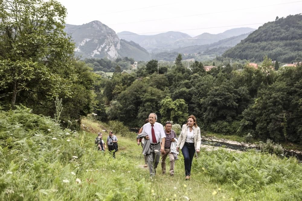 El alcalde de Oviedo, Wenceslao López, visita la cueva de Lluera