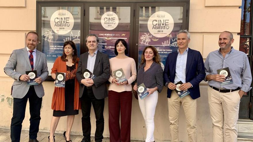 Autoridades, organizadores y patrocinadores, ayer en la presentación de Cine Abierto,