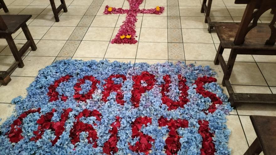 Espectacular alfombra floral en la iglesia parroquial de Corao (Cangas de Onís), con motivo del Corpus
