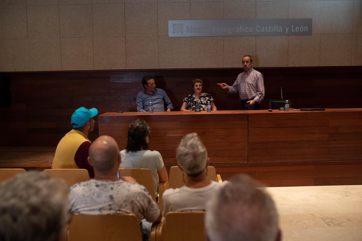 Un momento de la charla en el salón de actos del Museo Etnográfico