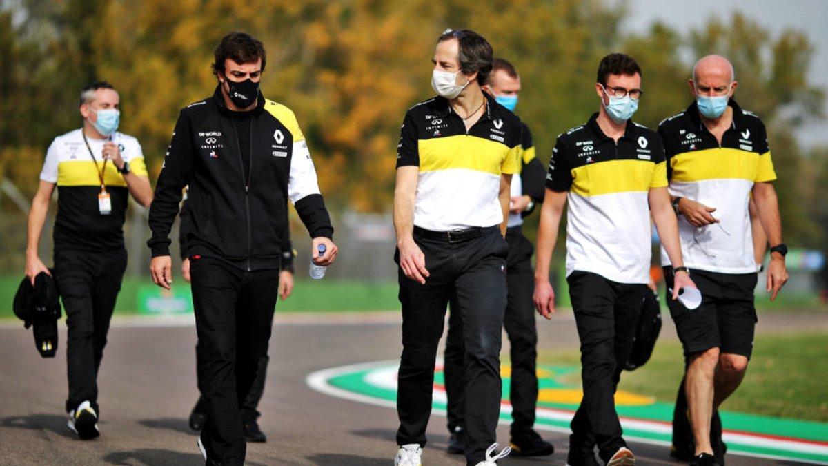 Alonso, en la pista de Imola con los miembros del equipo Renault