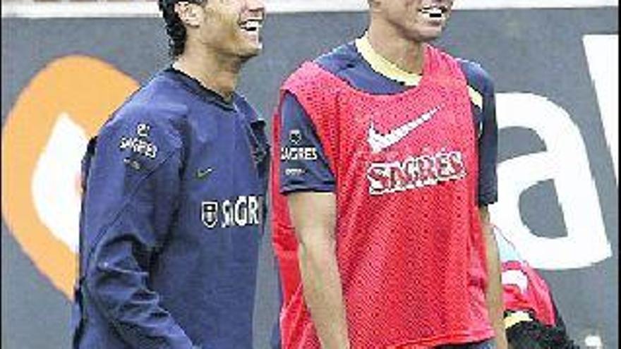 Cristiano Ronaldo (izquierda), con su compañero de selección el jugador del Madrid Pepe.