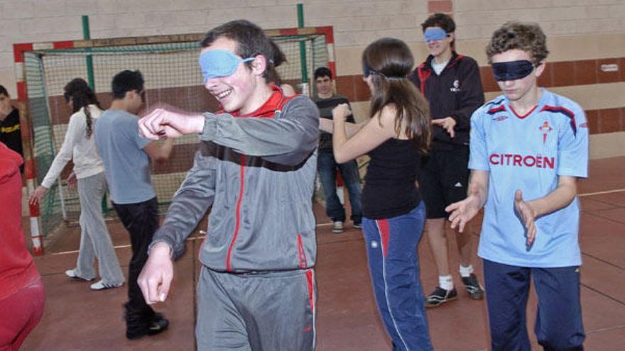 Estudiantes de 3º de ESO realizan actividades deportivas adaptadas a invidentes en A Guía.  // Carlos Pereira
